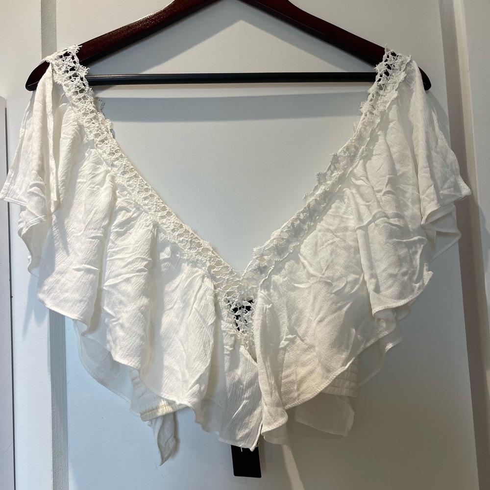 🌼 Lulu’s flounce white crop top 🌼